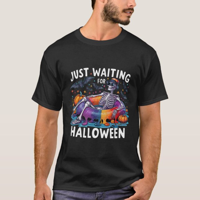 Camiseta Só Esperando O Halloween Spooky Season Engraçado (Frente)