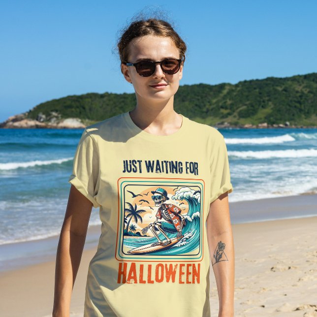 Camiseta Só esperando pelo esqueleto de surfe no Halloween (Criador carregado)