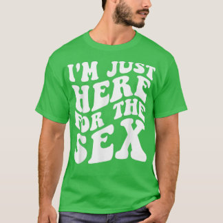 Camiseta Só estou aqui para o garoto ou garota engraçada.