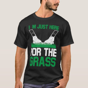 Camiseta Só estou aqui pela grama que eu lavo a remar