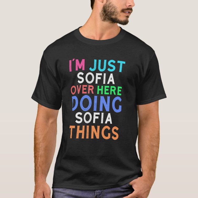 Camiseta Só Estou Sofia Por Aqui Fazendo Coisas De Sofia So (Frente)