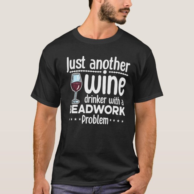Camiseta Só Mais Um Bebê De Vinho Com Um Problema De Escond (Frente)