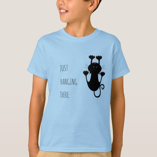 Camiseta Só pendurado ali um desenho de um gato preto. (Frente)