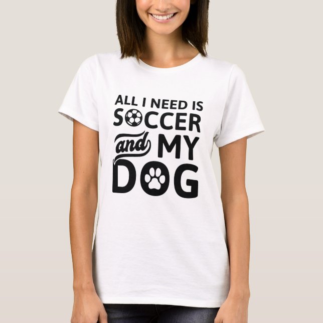 Camiseta Só Preciso De Futebol E Meu Cachorro (Frente)