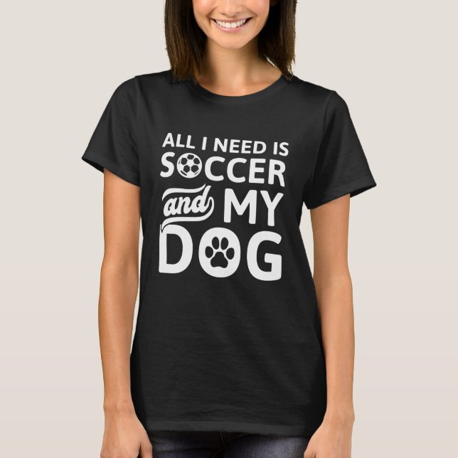 Camiseta Só Preciso De Futebol E Meu Cachorro (Frente)