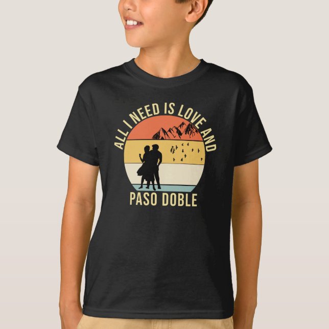 Camiseta Só preciso do amor e do presente de Paso Doble Dan (Frente)