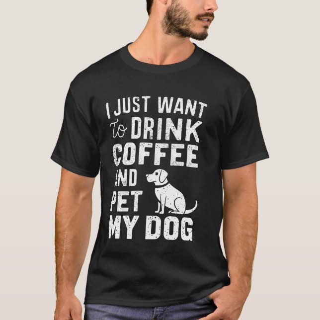 Camiseta Só Quero Beber Café E Dar Engraçado Aos Meus Cães. (Frente)
