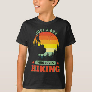 Camiseta Só Um Menino Que Adora Caminhar Ao Ar Livre