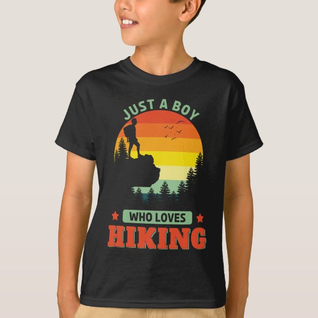 Camiseta Só Um Menino Que Adora Caminhar Ao Ar Livre (Frente)