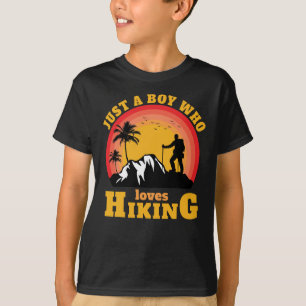 Camiseta Só Um Menino Que Adora Caminhar Lá Fora