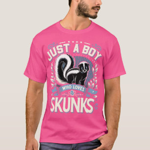 Camiseta Só Um Menino Que Ama O Skunks Engraçado