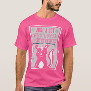 Camiseta Só Um Menino Que Ama O Skunks Engraçado