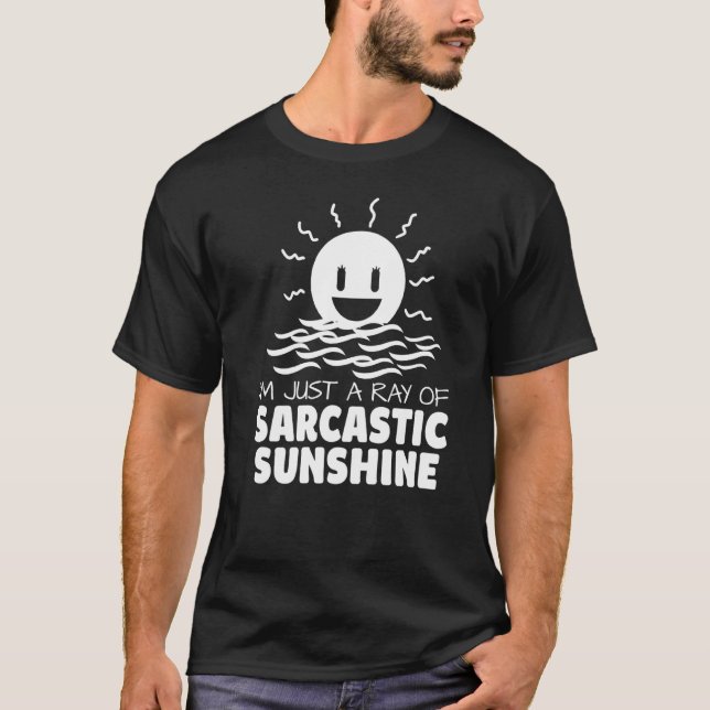 Camiseta Só Um Raio De Sarcasmo Ensolarado Humor (Frente)