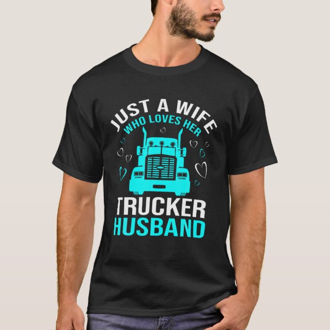 Camiseta Só Uma Esposa Que Ama O Seu Marido De Caminhoneiro (Frente)