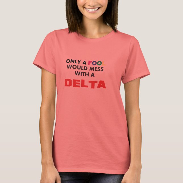 Camiseta Só uma FOOL se mexeria com uma DELTA! (Frente)