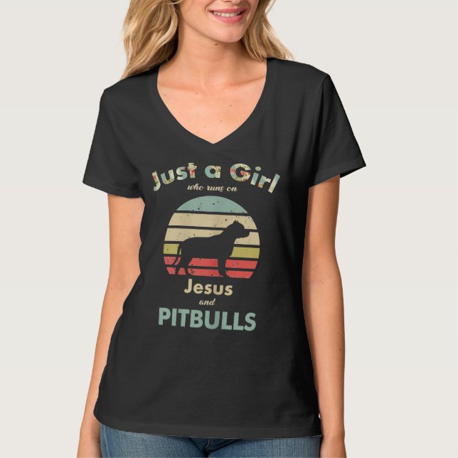 Camiseta Só Uma Garota Que Funciona Com Jesus E Pitbulls (Frente)