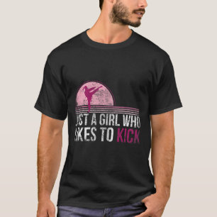 Camiseta Só Uma Garota Que Gosta De Chutar Artes Marciais D