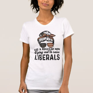 Camiseta Só Uma Mãe Normal Tentando Não Criar Liberais