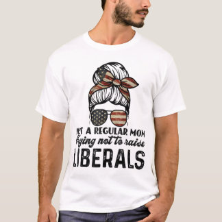 Camiseta Só Uma Mãe Normal Tentando Não Criar Liberais