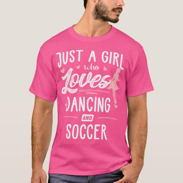 Camiseta Só Uma Menina Que Adora Dança E Futebol Dando A Mu (Frente)