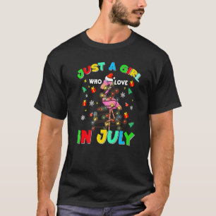 Camiseta Só Uma Menina Que Ama O Natal Em Julho Flamingo