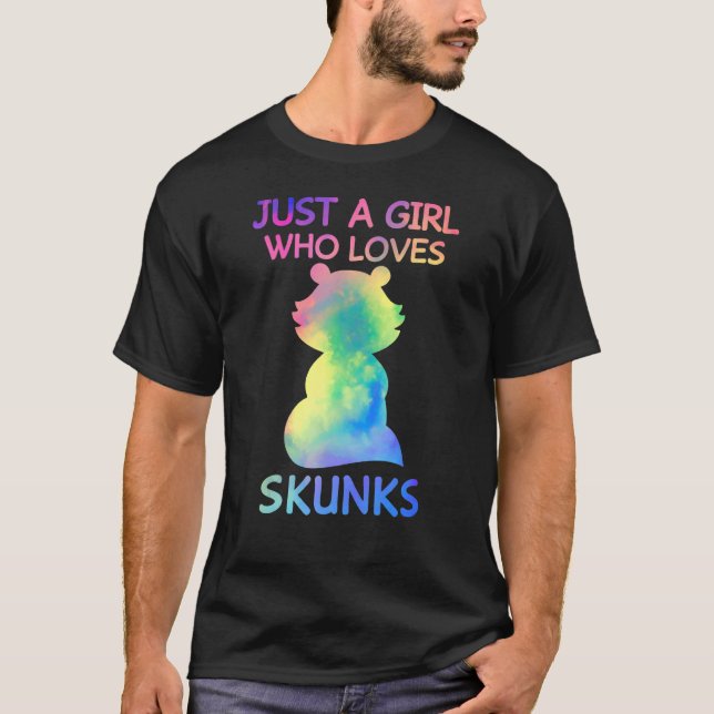 Camiseta Só Uma Menina Que Ama O Skunks Engraçado (Frente)