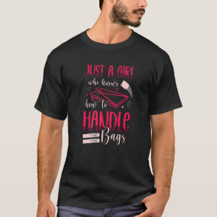 Camiseta Só Uma Menina Que Sabe Lidar Com A Cortina De Bols