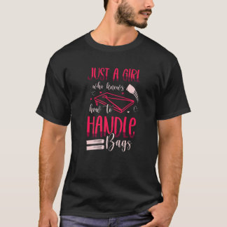 Camiseta Só Uma Menina Que Sabe Lidar Com A Cortina De Bols