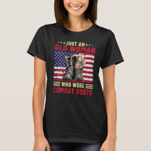 Camiseta Só Uma Velhinha Que Vestiu Boots Combates