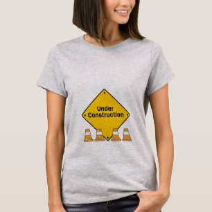Camiseta Sob a construção com cones