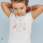 Camiseta Sob a Garota de Aniversário Rosa-do-mar<br><div class="desc">Uma camisa bonita para o seu filho debaixo da festa de aniversário do tema do mar! Ilustração de animais cor-de-rosa com o texto que diz "sob o mar".</div>