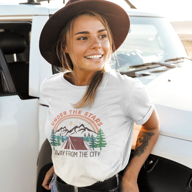 Camiseta Sob As Estrelas Longe Do Acampamento Da Cidade (Criador carregado)