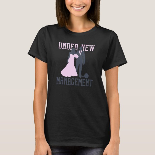 Camiseta Sob Nova Gestão Festa de Despedida de Solteiro Cas (Frente)