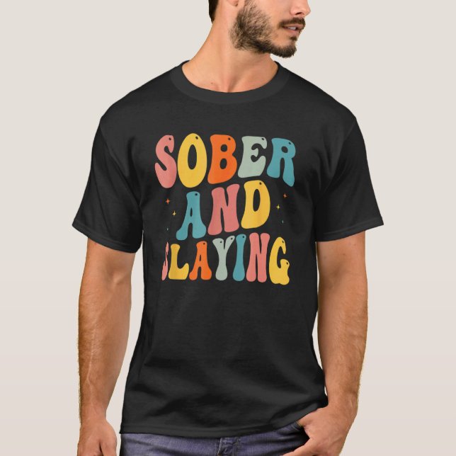 Camiseta Sober and Slaying Sobriety Recovery Anniversary Aw (Frente)