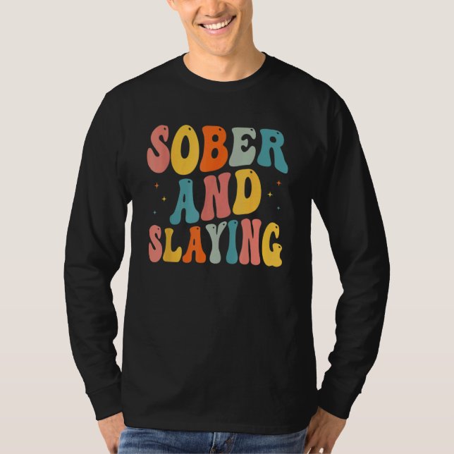 Camiseta Sober and Slaying Sobriety Recovery Anniversary Aw (Frente)