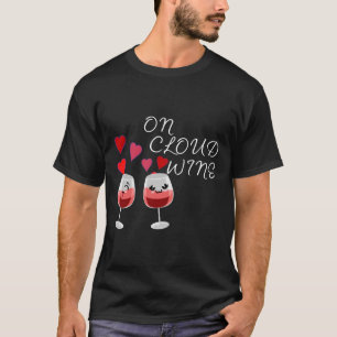 Camiseta Sobre o Fundo Vermelho Escuro do Vinho Nuvem