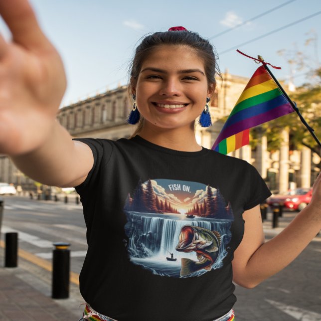 Camiseta Sobrecarga majestosa sobre cascata no pôr do sol (Criador carregado)