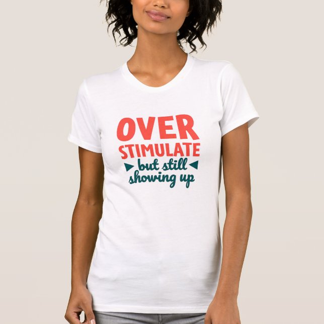 Camiseta Sobrestimulado, Mas Ainda Comparecendo Texto (Frente)