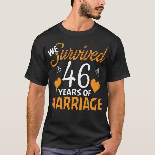 Camiseta Sobrevivemos 46 Anos De Casamento. (Frente)
