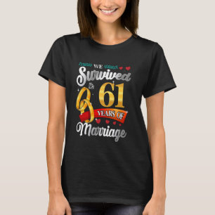 Camiseta Sobrevivemos A 61 Anos De Casamento Engraçado De C