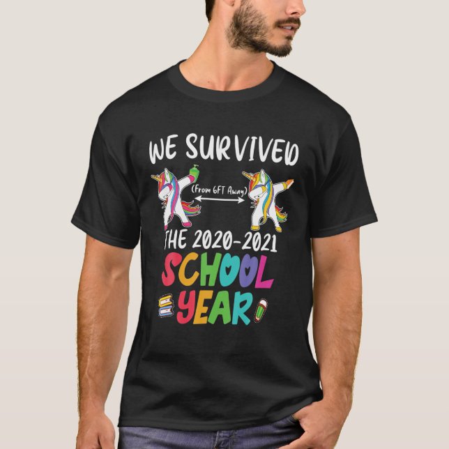 Camiseta Sobrevivemos Ao Ano Escolar 2020-2021 No Dia Passa (Frente)