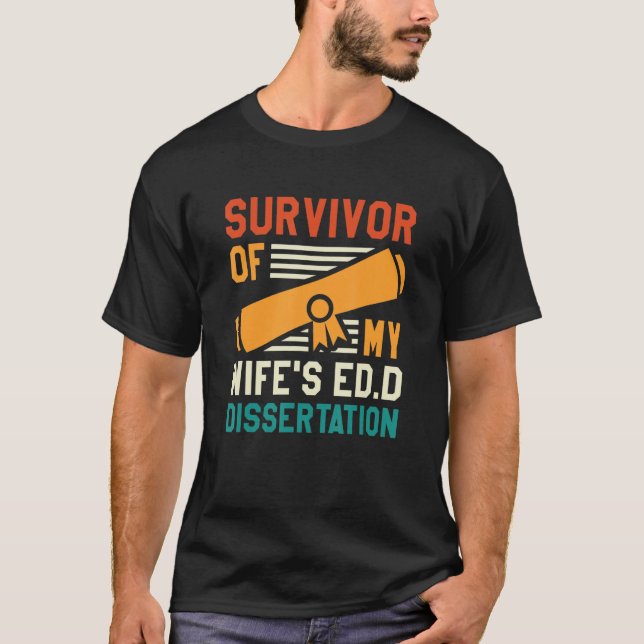 Camiseta Sobrevivência da dissertação de Ed D da minha espo (Frente)