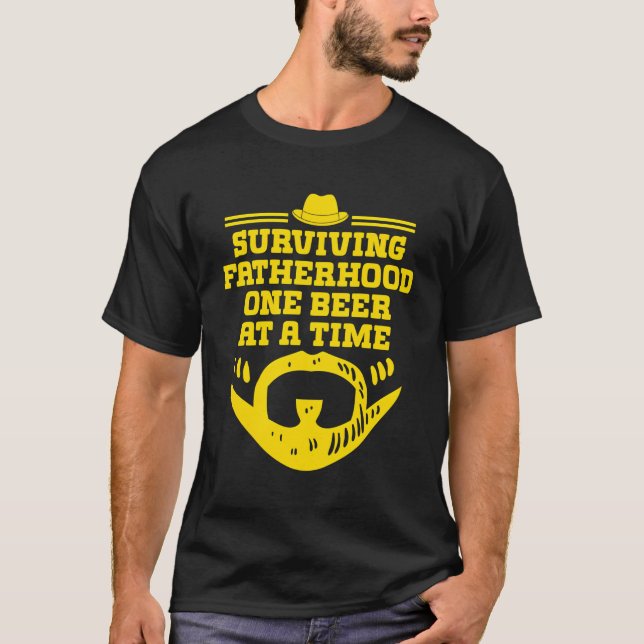 Camiseta Sobrevivendo À Faturidade Uma Cerveja De Cada Vez  (Frente)