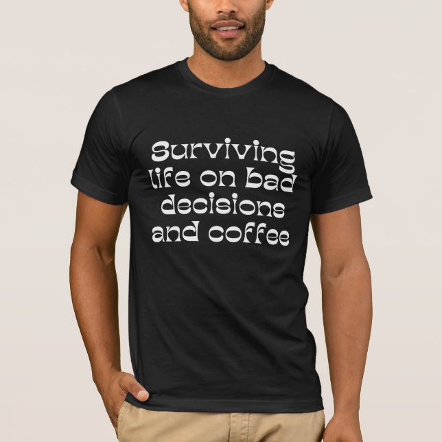 Camiseta Sobrevivendo a más decisões e café (Frente)