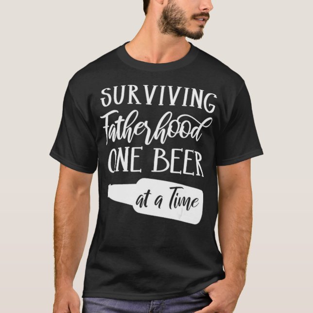 Camiseta Sobrevivendo à paternidade, uma cerveja por vez en (Frente)