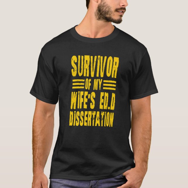 Camiseta Sobrevivente da minha esposa, Ed D Dissertação Méd (Frente)