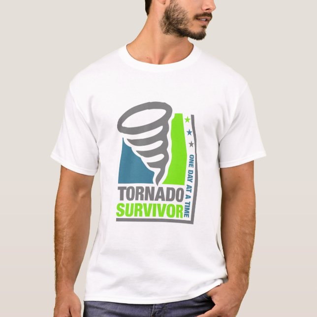 Camiseta Sobrevivente do furacão - tomando lhe um dia de (Frente)