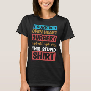 Camiseta Sobrevivi à cirurgia de coração aberto e tudo o qu