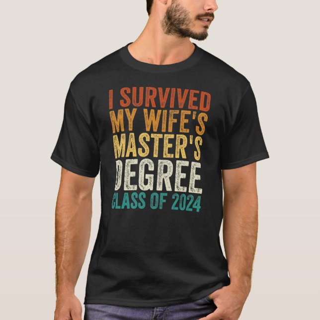 Camiseta Sobrevivi à classe de mestrado de minha esposa em  (Frente)