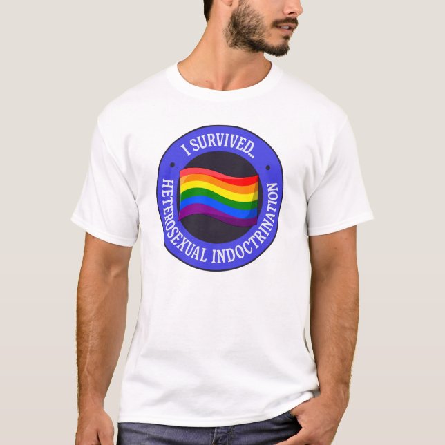 Camiseta Sobrevivi à Doutrinação Heterossexual - Orgulho (Frente)